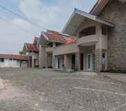 Exterior 2 Rossan Villa Hotel near Sersan Bajuri Mitra RedDoorz