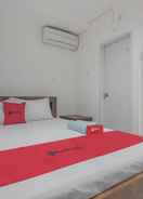 BEDROOM RedDoorz near Living Plaza Balikpapan