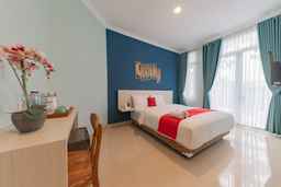 RedDoorz Plus near Surapati Core, USD 17.69