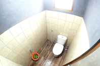 Phòng tắm bên trong Degolan Wooden House Homestay Jogja unit 1