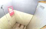 Phòng tắm bên trong 3 Degolan Wooden House Homestay Jogja unit 1