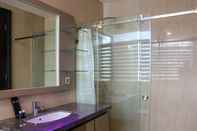 In-room Bathroom Elegant & Comfy 3BR at Sudirman Suites By Travelio Premium