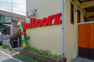 Luar Bangunan 4 RedDoorz Syariah near GOR Satria 4