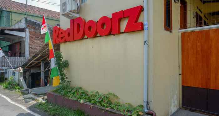 Exterior RedDoorz Syariah near GOR Satria 4