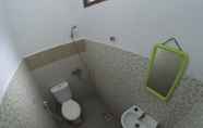 In-room Bathroom 6 Omah Nandan Homestay Jogja