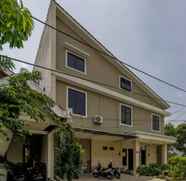 Others 5 RedDoorz Plus near Lippo Cikarang Mall