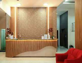 Lobby 2 RedDoorz Plus @ Cemara Asri Medan