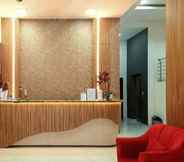 Lobby 5 RedDoorz Plus @ Cemara Asri Medan