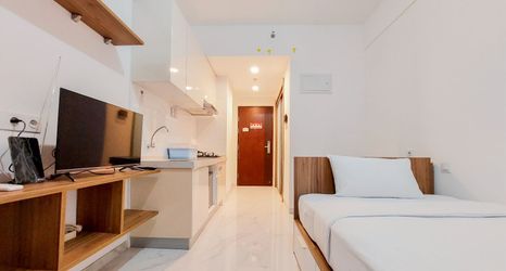침실 2 Homey and Warm Studio Apartment at Sky House BSD By Travelio