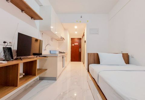 침실 Homey and Warm Studio Apartment at Sky House BSD By Travelio
