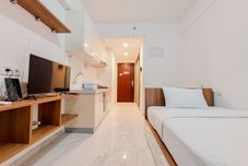 침실 Homey and Warm Studio Apartment at Sky House BSD By Travelio