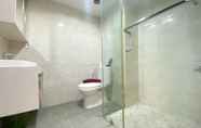 Toilet Kamar 5 Comfortable and Elegant Studio at Tamansari The Hive Apartment By Travelio