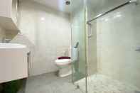 Toilet Kamar Comfortable and Elegant Studio at Tamansari The Hive Apartment By Travelio