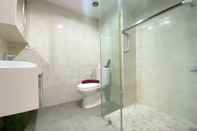 In-room Bathroom Comfortable and Elegant Studio at Tamansari The Hive Apartment By Travelio