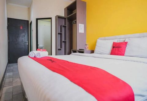 Phòng ngủ RedDoorz near ITC Cempaka Mas