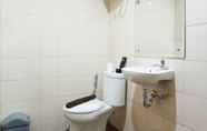 Phòng tắm bên trong 6 Comfortable and Spacious 3BR Vida View Makassar Apartment By Travelio