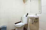 In-room Bathroom Comfortable and Spacious 3BR Vida View Makassar Apartment By Travelio