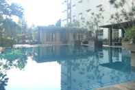 Kolam Renang Good Deal and Tidy Studio at Pinewood Apartment By Travelio