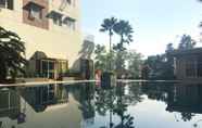 Kolam Renang 6 Good Deal and Tidy Studio at Pinewood Apartment By Travelio