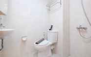 Toilet Kamar 3 Simply Design Studio Evenciio Margonda Apartment By Travelio