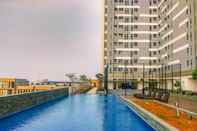Kolam Renang Restful and Elegant 1BR at 35th Floor Vasanta Innopark Apartment By Travelio