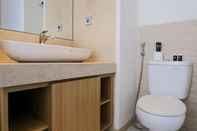 Toilet Kamar Best Deal Studio at Art Deco Apartment By Travelio