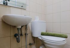 客房内浴室 5 Good Deal Studio Apartment at Tamansari Panoramic By Travelio