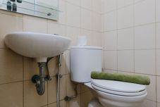 客房内浴室 Good Deal Studio Apartment at Tamansari Panoramic By Travelio
