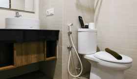 Toilet Kamar 4 Good Deal Studio at Green Kosambi Apartment Bandung By Travelio