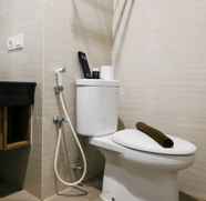 Toilet Kamar 4 Good Deal Studio at Green Kosambi Apartment Bandung By Travelio