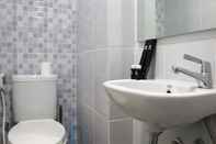 Toilet Kamar Cozy and Best Choice Studio Apartment at Tokyo Riverside PIK 2 By Travelio