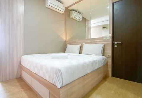 Kamar Tidur Cozy Living and Comfort 2BR Apartment at Transpark Cibubur By Travelio