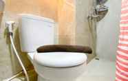 Toilet Kamar 7 Cozy Living and Comfort 2BR Apartment at Transpark Cibubur By Travelio