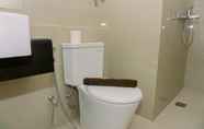 Toilet Kamar 5 Modern and Nice 2BR at Bintaro Embarcadero Apartment By Travelio