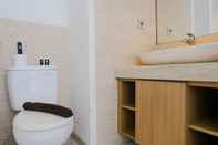 Toilet Kamar Best Deal Studio with Private Jaccuzi at Art Deco Apartment By Travelio