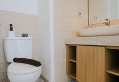 Toilet Kamar 5 Best Deal Studio with Private Jaccuzi at Art Deco Apartment By Travelio