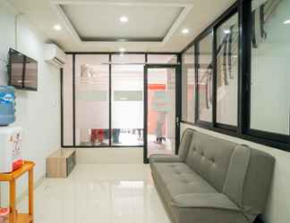 Sảnh chờ 2 RedDoorz near Stasiun Senen