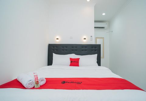 Bedroom RedDoorz near Stasiun Senen