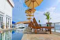 Swimming Pool Gili Beachfront Suites