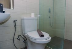 In-room Bathroom 4 Modern Look and Cozy 1BR at 22nd Floor Ciputra International Apartment By Travelio