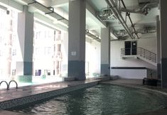 Kolam Renang 6 Good Deal Studio at Oxford Jatinangor Apartment By Travelio