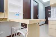 Ruang Umum Modern and Comfort 2BR at Royal Heights Apartment By Travelio