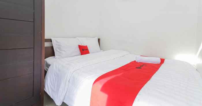 Bedroom RedDoorz Syariah near Universitas Jember