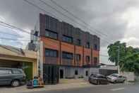 Exterior RedDoorz near Puri Indah Mall