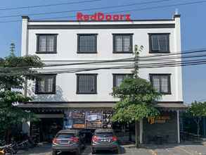 Exterior RedDoorz Premium @ Raja Hostel Syariah Lampung