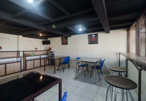 Luar Bangunan RedDoorz near Cikampek Mall Karawang