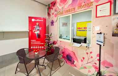 Sảnh chờ 2 RedDoorz Plus @ MERR Rungkut Jl Gunung Anyar