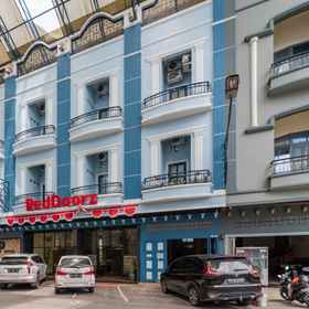 Others 7 RedDoorz Plus near Ramayana Pematangsiantar, Indomaret Alamanda Hotels
