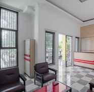 Lobby 4 RedDoorz near Sultan Thaha Airport Jambi