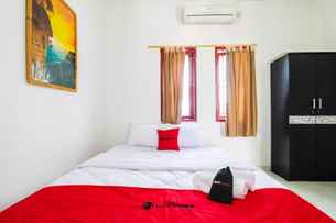RedDoorz near Universitas Pamulang, THB 351.06